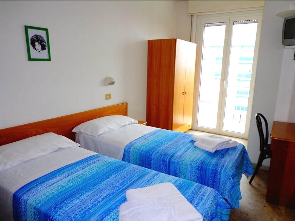 Hotel Santiago Римини Экстерьер фото